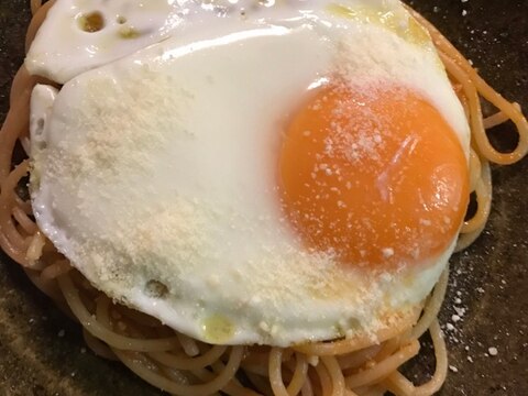 目玉焼きのせピーナッツのトマト粉チーズパスタ